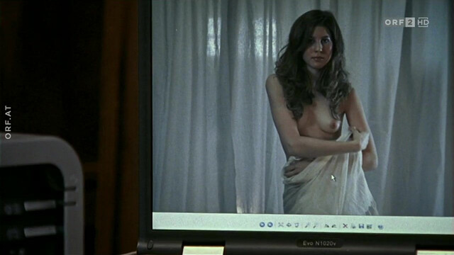 Nora Heschl nude - Oben ohne s01e04 (2007)