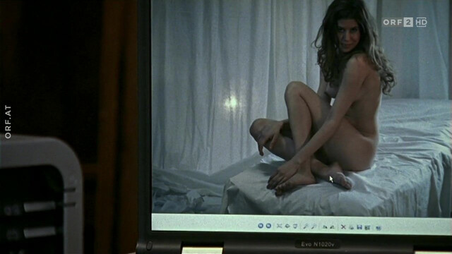 Nora Heschl nude - Oben ohne s01e04 (2007)