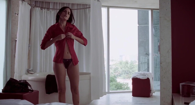 Ximena Herrera sexy - La Otra Familia (2011)
