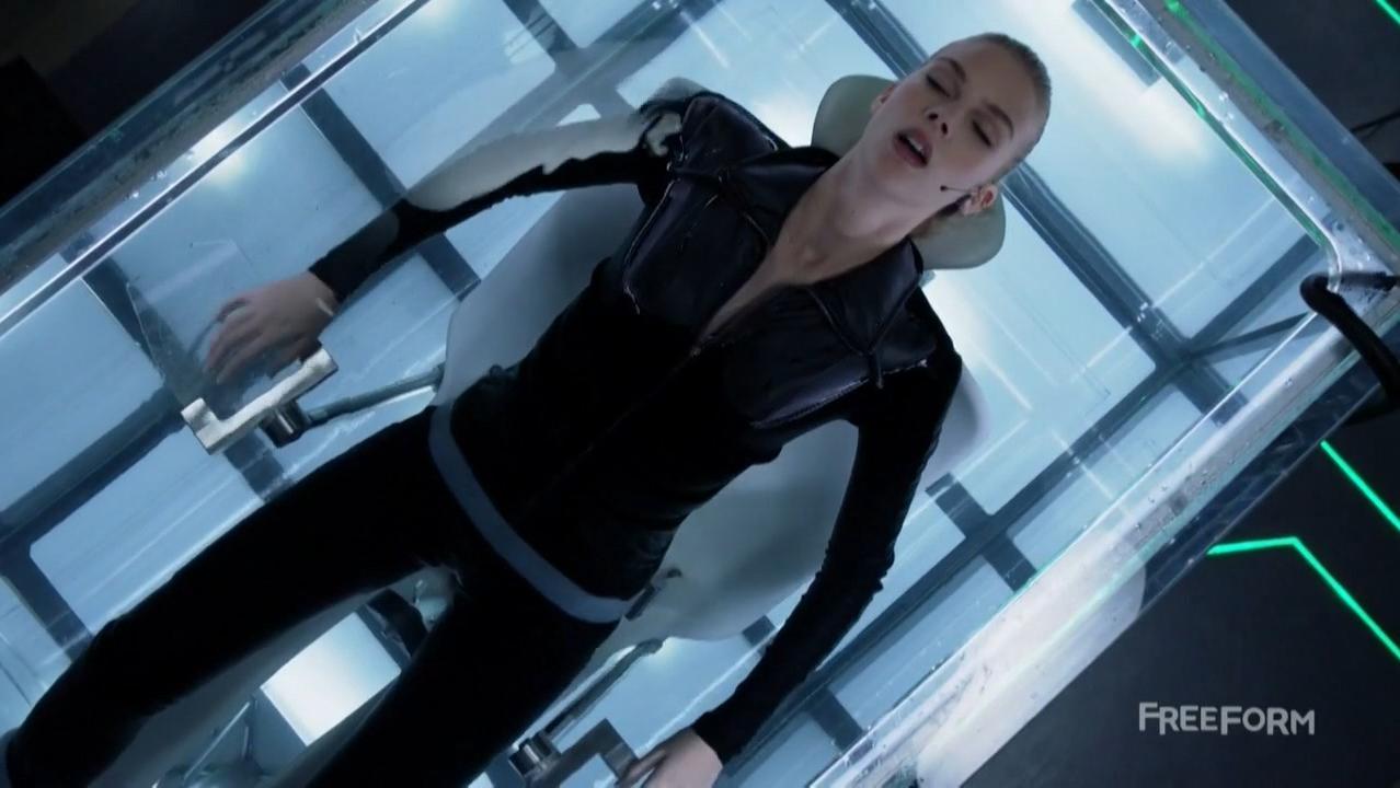 Emma Ishta sexy - Stitchers s02e04-05 (2016)