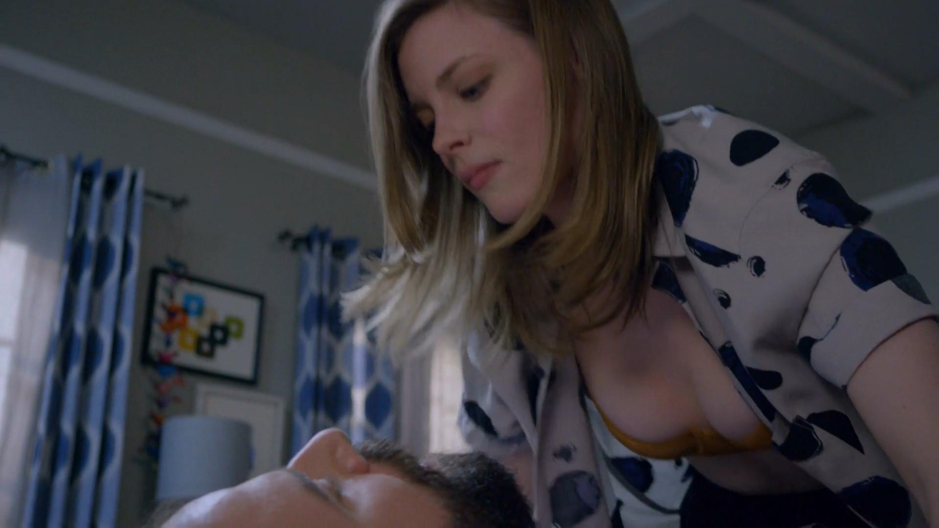 Gillian Jacobs sexy - Love s01e01-07 (2016)