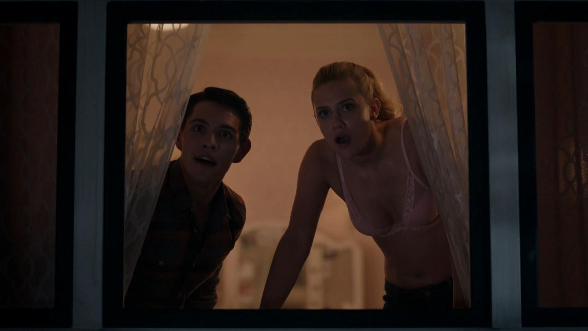 Lili Reinhart sexy - Riverdale s01e01 (2017)