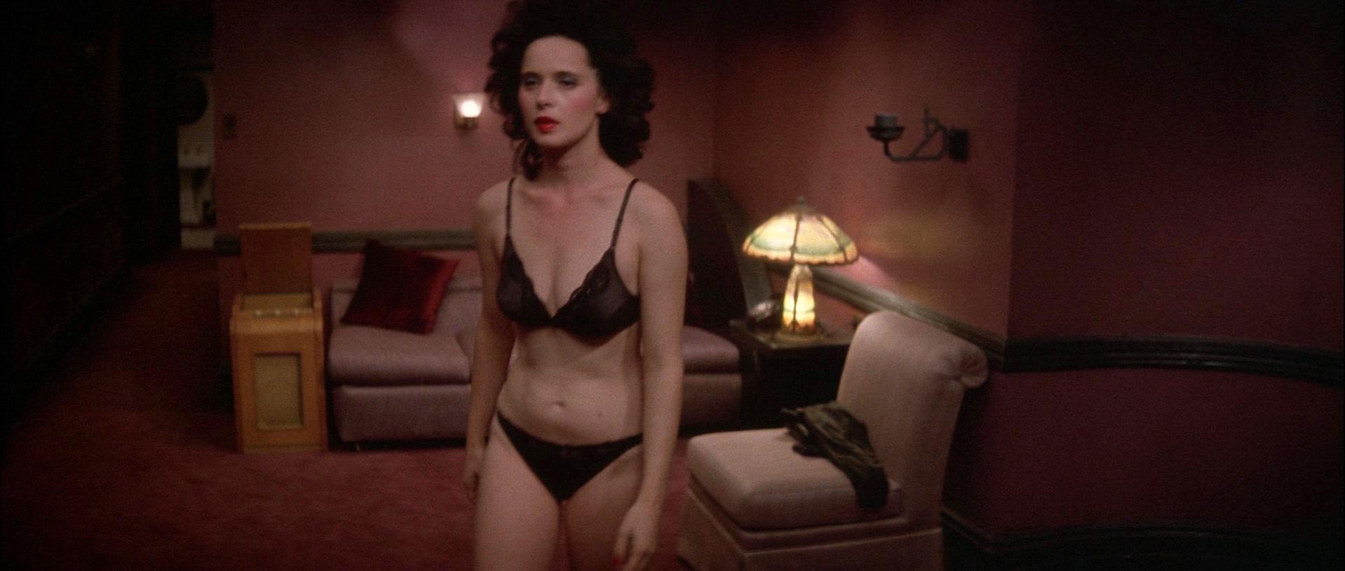 Isabella Rossellini nude - Blue Velvet (1986)