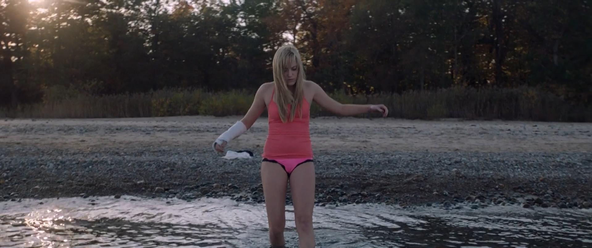 Maika Monroe sexy - It Follows (2014)