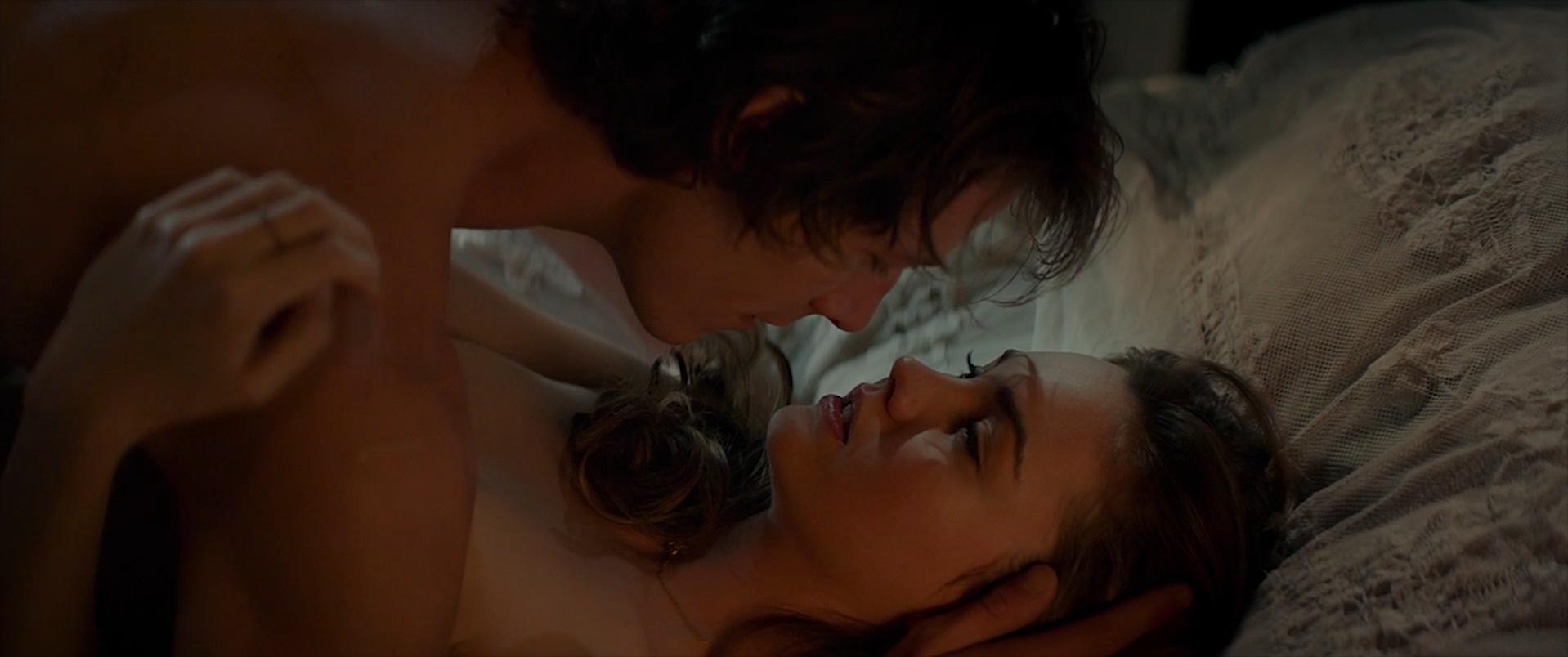 Michelle Monaghan sexy, Liana Liberato sexy - The Best of Me (2014)