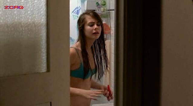 Willa Holland sexy - Garden Party (2008)