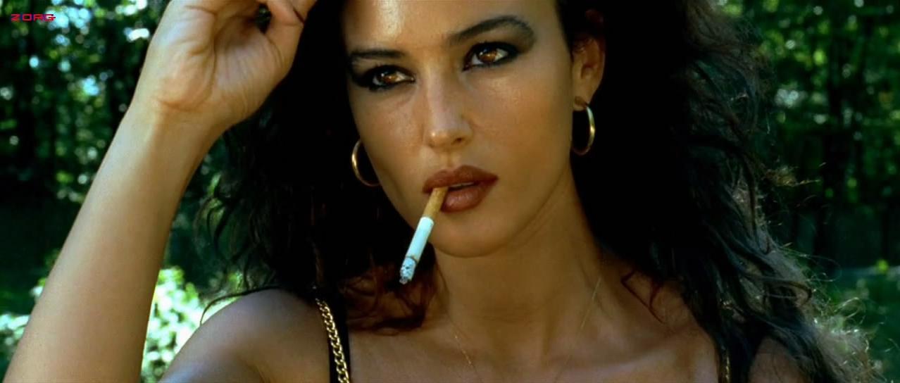 Monica Bellucci sexy - Dobermann (1997)