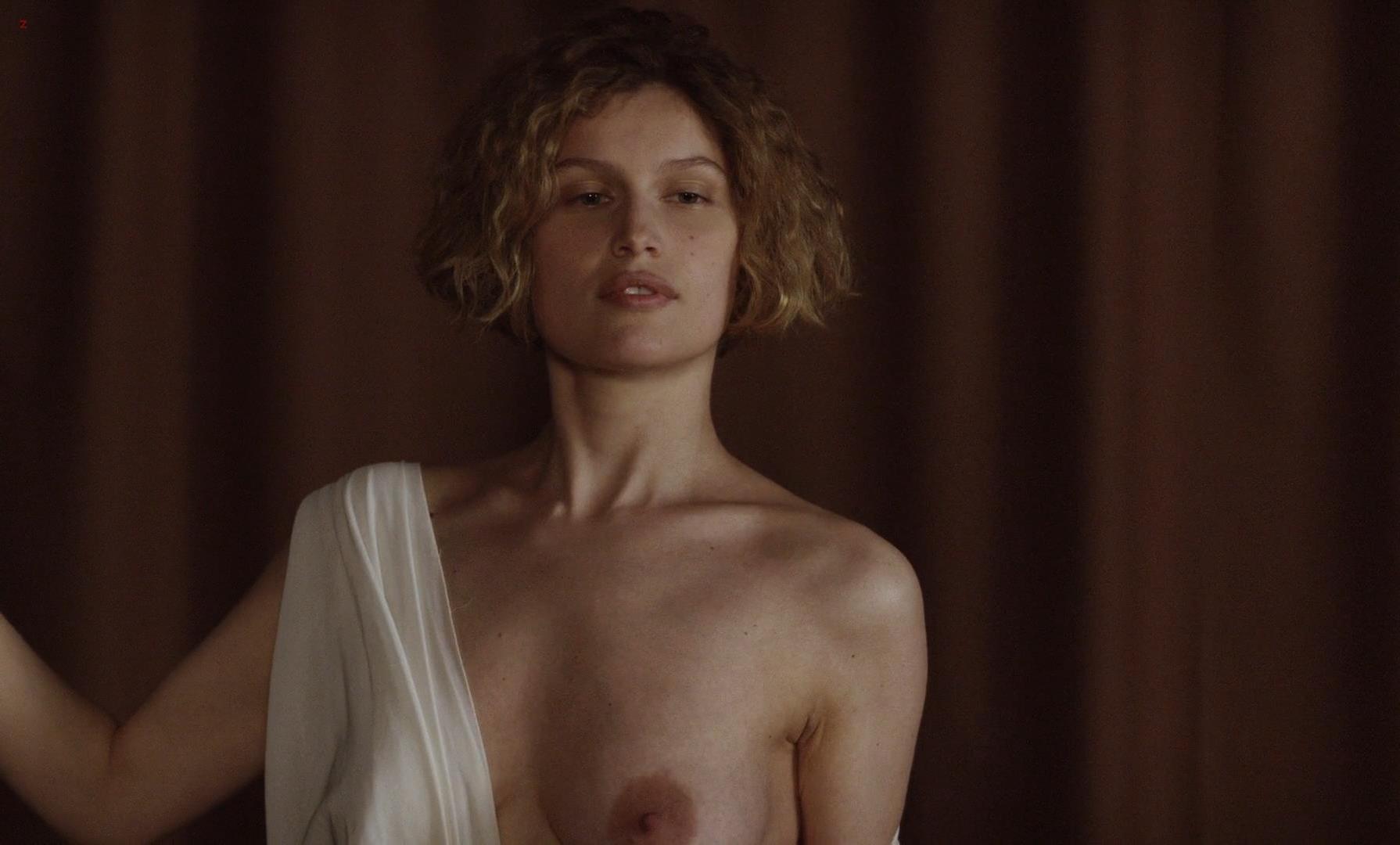 Laetitia Casta nude - La jeune fille et les loups (2007)