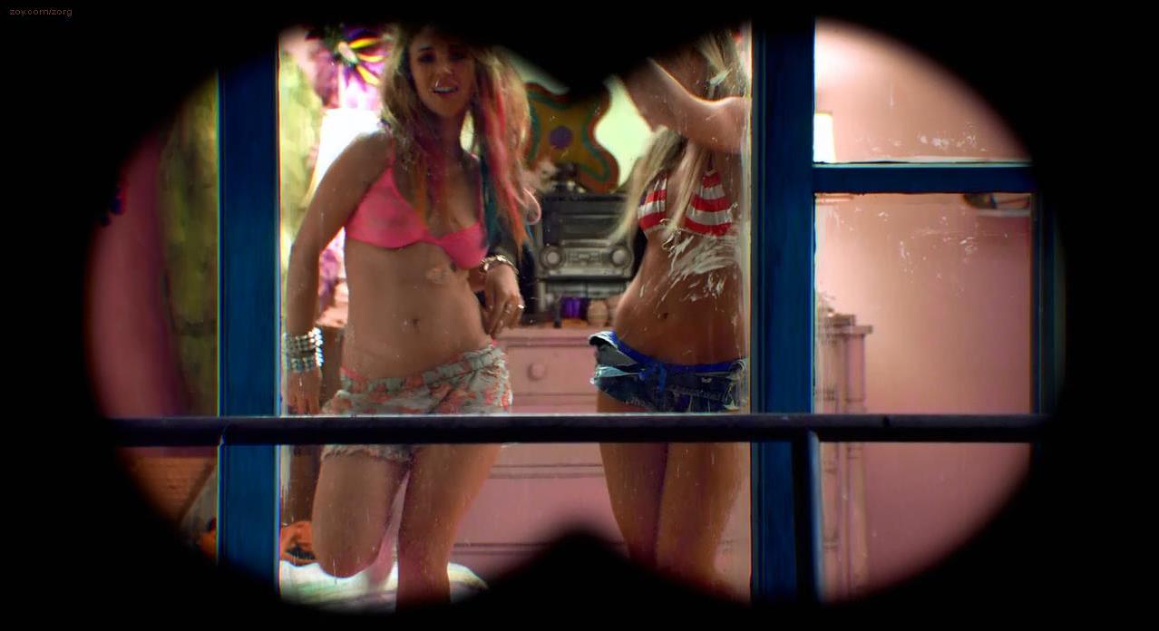 Juno Temple sexy - Small Apartments (2012)