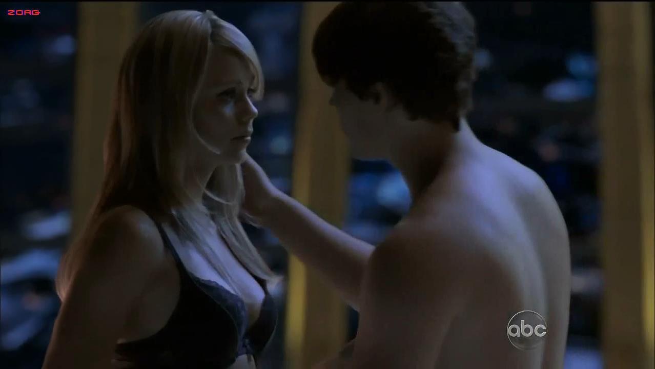 Laura Vandervoort sexy - V s02e01 (2011)