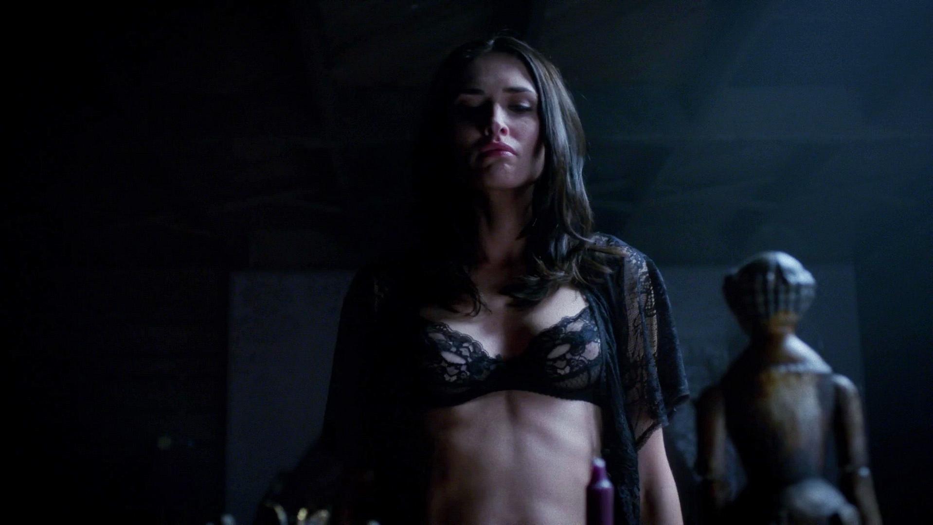 Karolina Wydra sexy - True Blood s07e06 (2014)