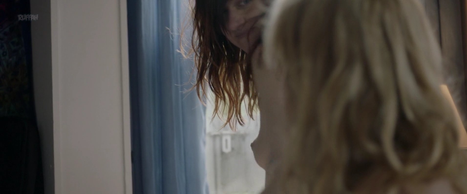 Lena Hall nude, Mena Suvari sexy - Becks (2017)