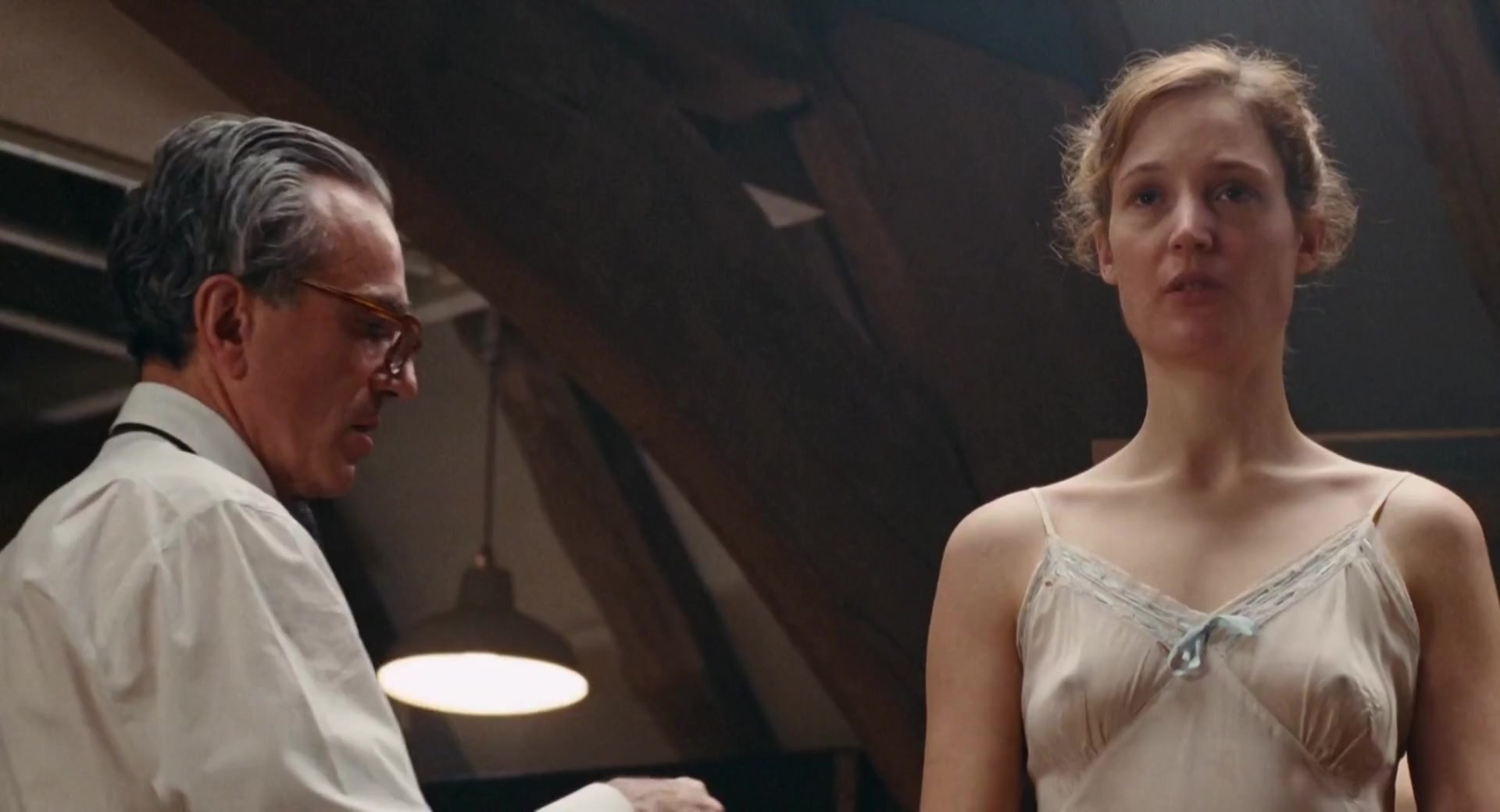 Vicky Krieps sexy - Phantom Thread (2017)