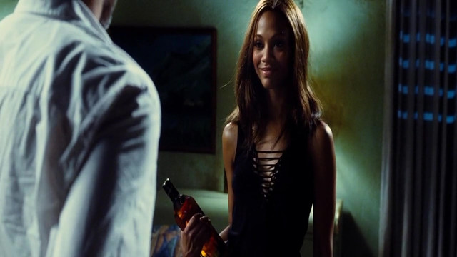 Zoe Saldana sexy - The Losers (2010)