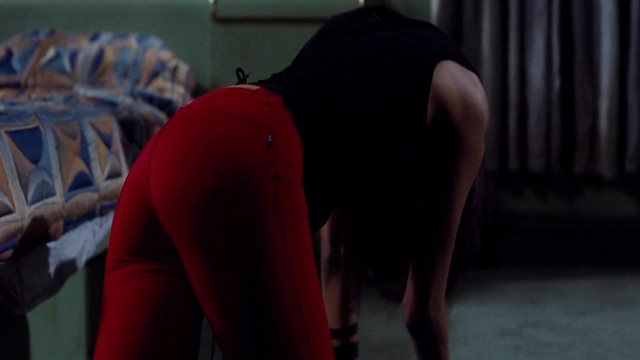 Zoe Saldana sexy - The Losers (2010)