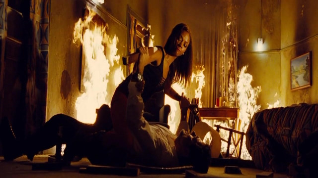 Zoe Saldana sexy - The Losers (2010)