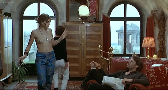 Alexia Stresi nude, Lou Doillon nude, Elise Perrier nude - Trop (peu) d'amour (1998)