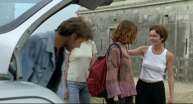 Alexia Stresi nude, Lou Doillon nude, Elise Perrier nude - Trop (peu) d'amour (1998)