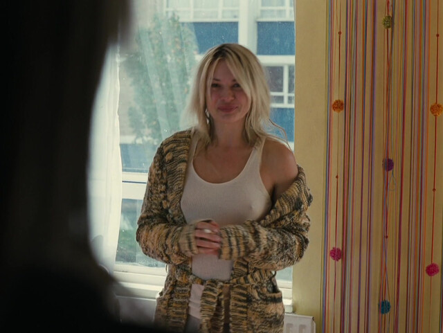 Kierston Wareing nude, Katie Jarvis sexy - Fish Tank (2009)