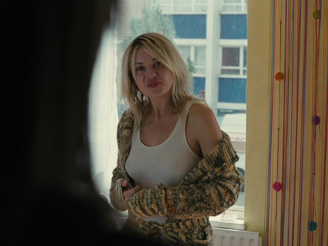 Kierston Wareing nude, Katie Jarvis sexy - Fish Tank (2009)