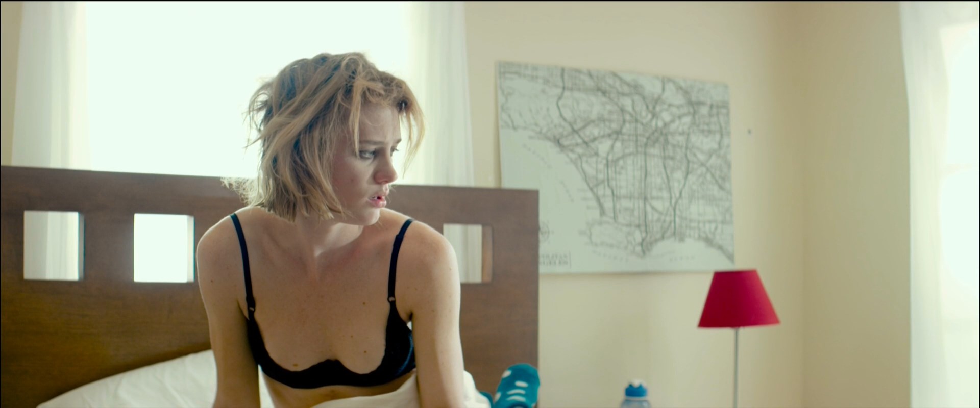 Mackenzie Davis sexy - Izzy Gets the Fuck Across Town (2017)