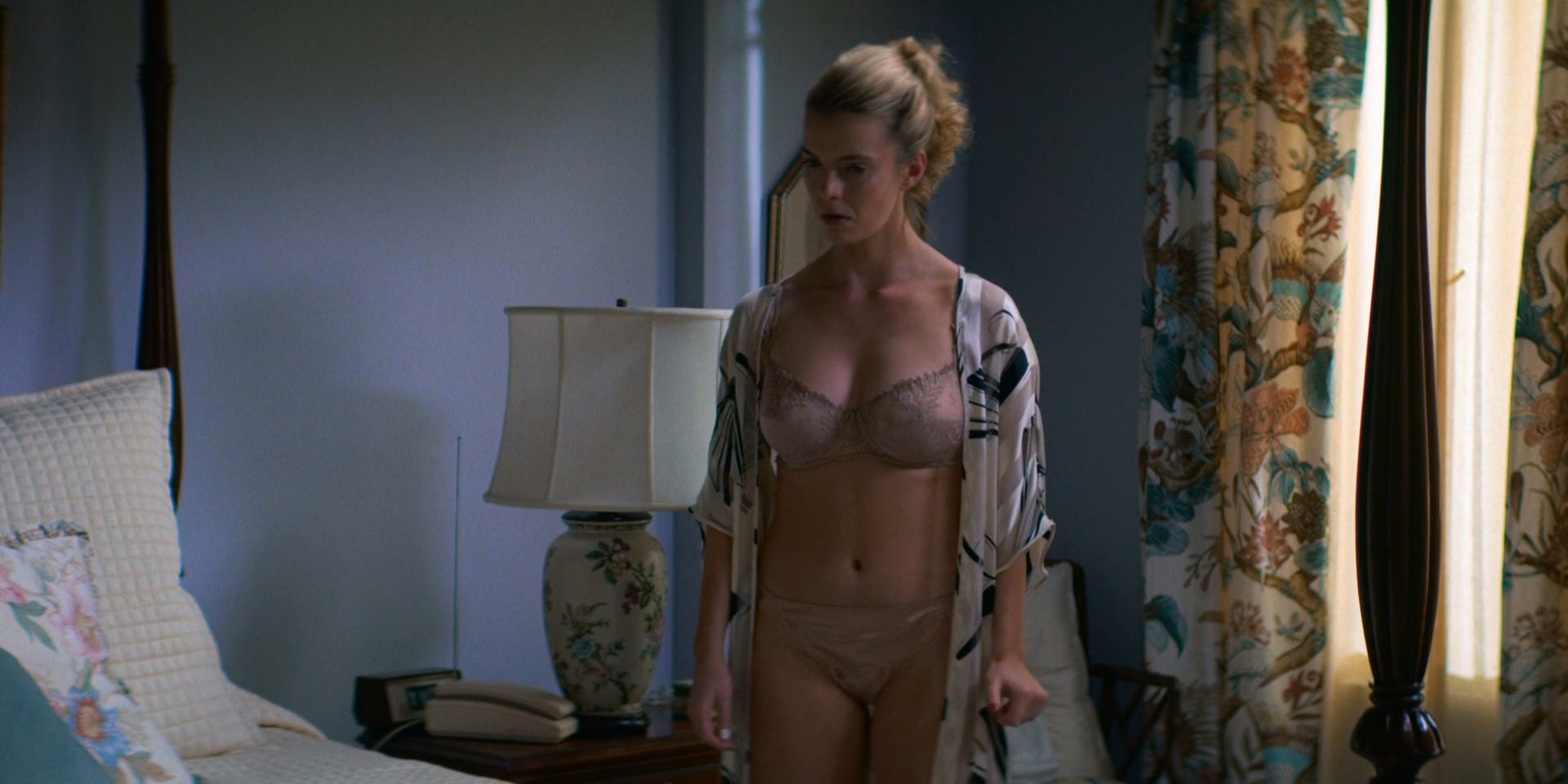 Betty Gilpin sexy - GLOW s02e04 (2018)