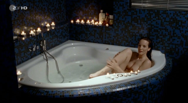 Anne Sarah Hartung nude - Marie Brand und die Dame im Spiel (2001)