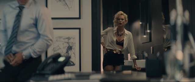 Charlize Theron sexy - Gringo (2018)