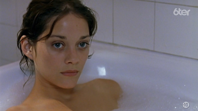 Marion Cotillard nude - Une femme piegee (2001)