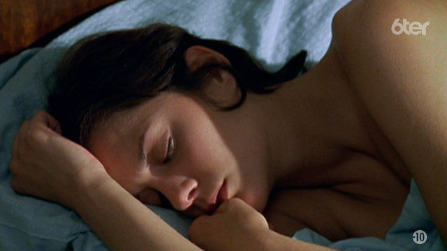 Marion Cotillard nude - Une femme piegee (2001)