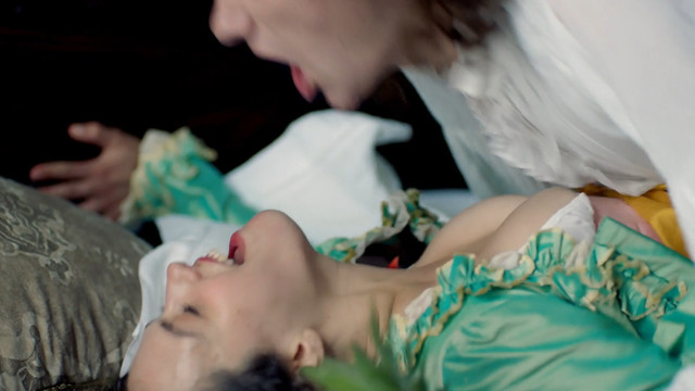 Jessica Brown Findlay sexy – Harlots s01e01 (2017)