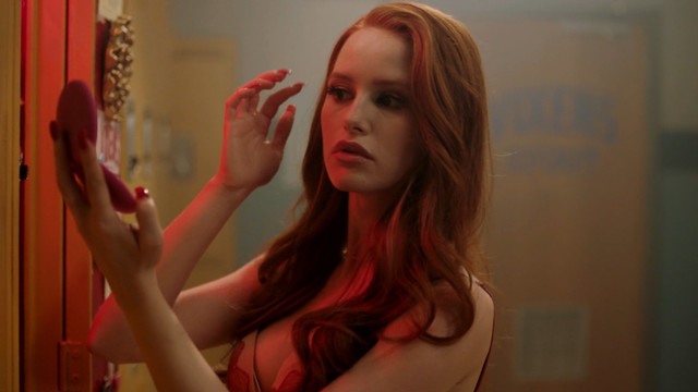 Madelaine Petsch sexy - Riverdale s02e02 (2017)