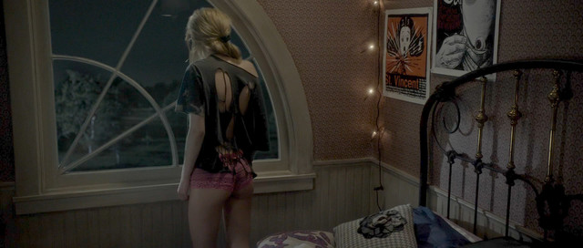 Bella Thorne sexy - Amityville The Awakening (2017)