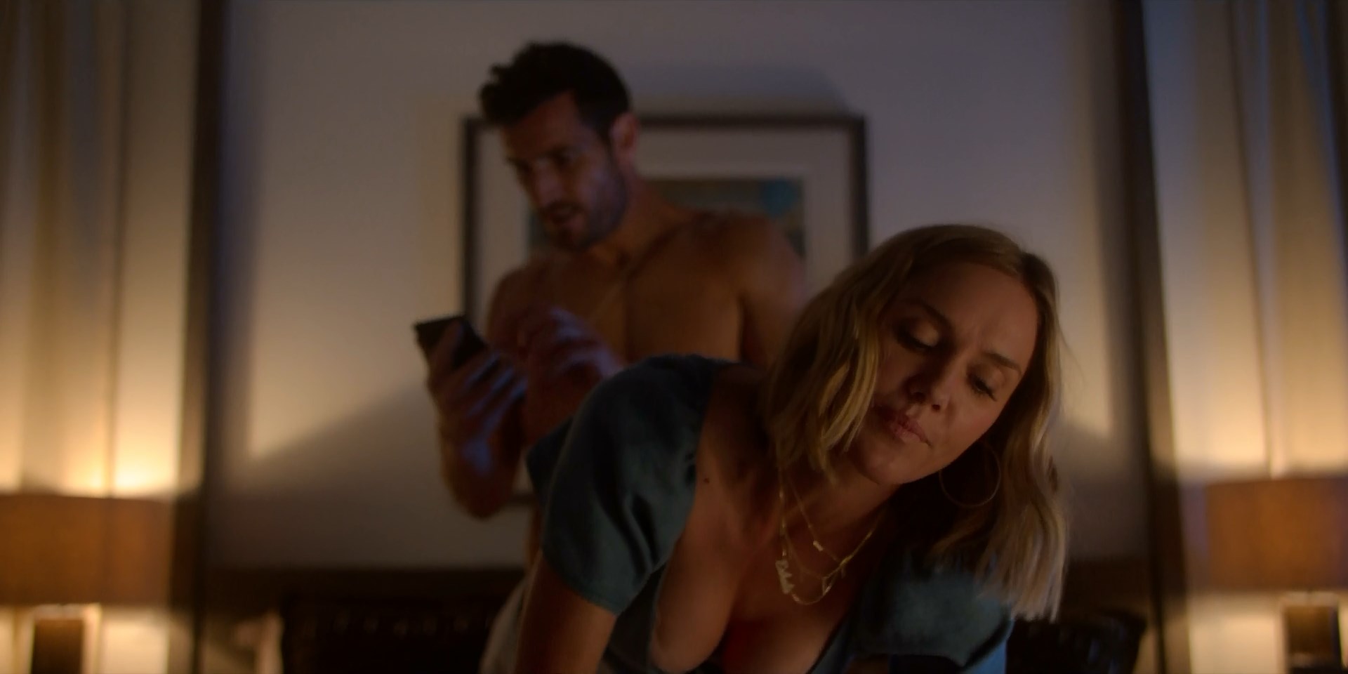 Erinn Hayes sexy - Huge in France s01e03-04-07 (2019)