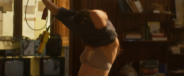 Margaret Qualley sexy -  IO (2019)