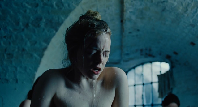 Emma Stone nude - The Favourite (2018)