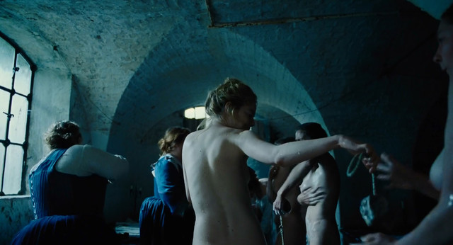 Emma Stone nude - The Favourite (2018)