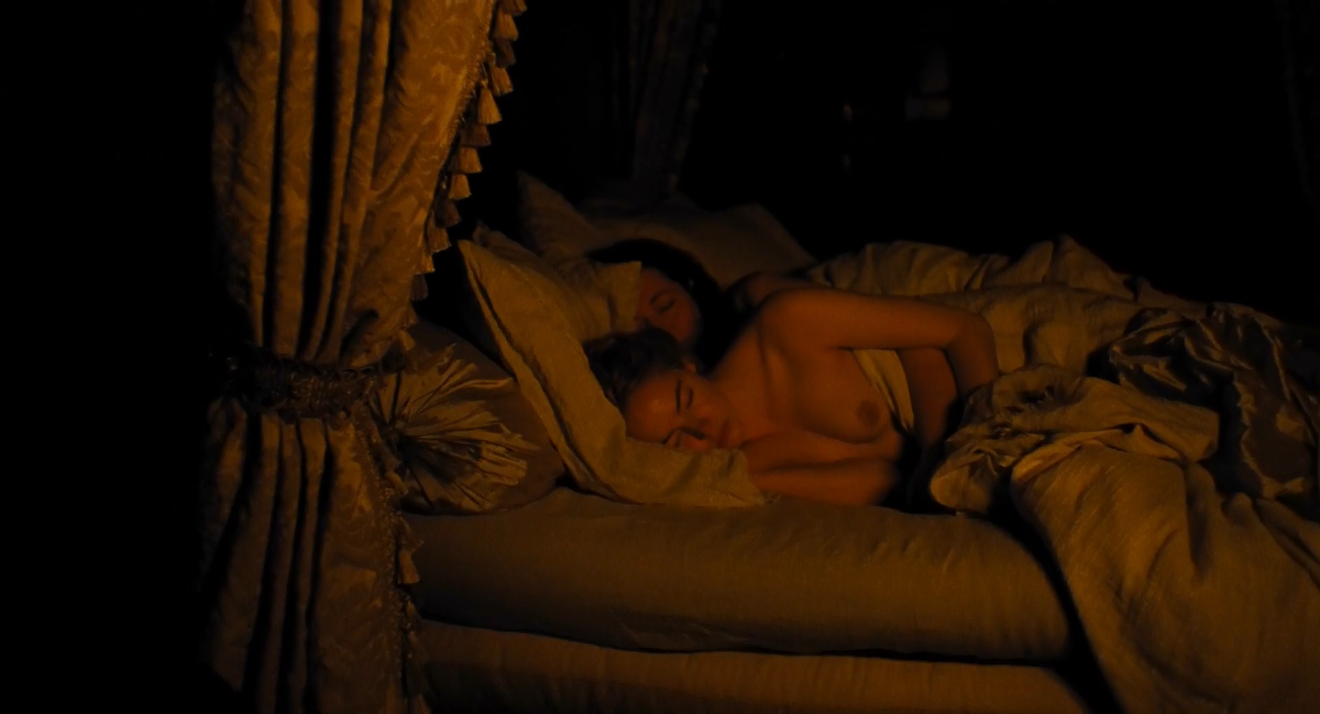 Emma Stone nude - The Favourite (2018)