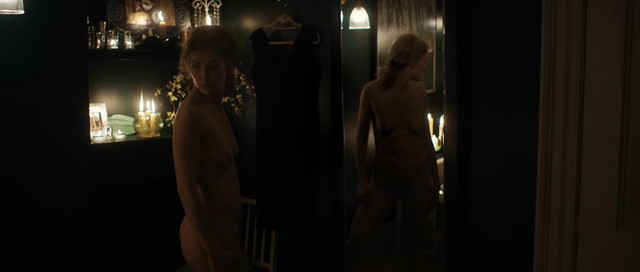 Rosamund Pike nude - A Private War (2018)