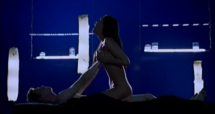 Aina Clotet nude - Mola ser malo (2005)