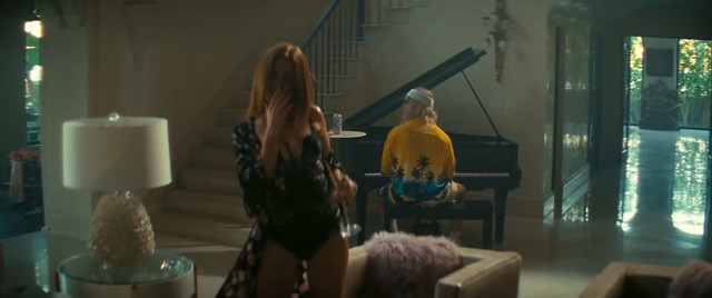 Isla Fisher sexy - The Beach Bum (2019)