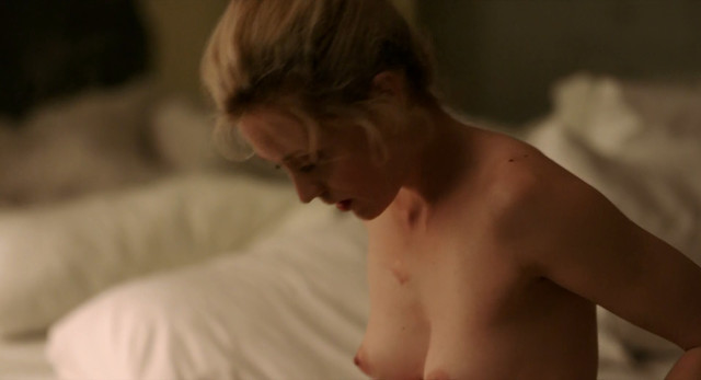 Evelyne Brochu nude - Le passe devant nous (2016)