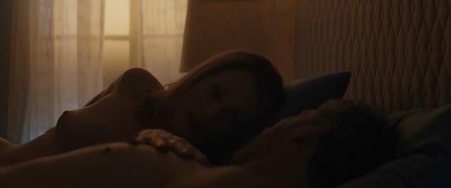 Julianne Moore nude - Gloria Bell (2018)