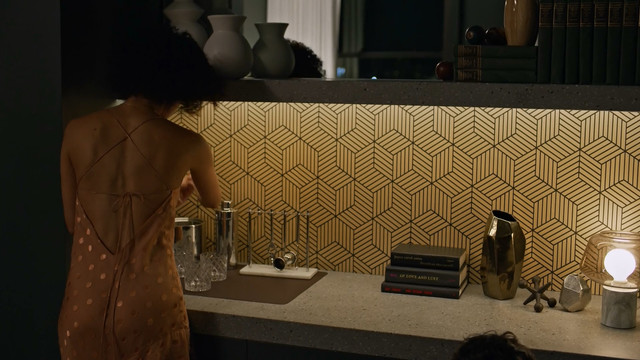 Gugu Mbatha-Raw sexy - Easy s03e09 (2019)