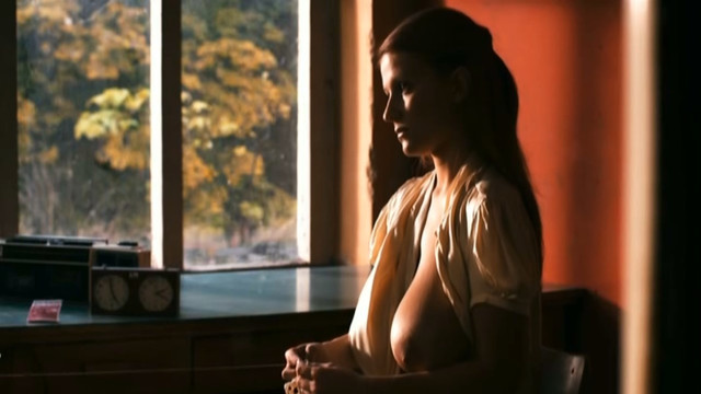 Monika Kis nude - Beli lavovi (2011)