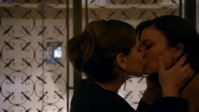 Sarah Michelle Gellar sexy, Nathalie Kelley sexy - Cruel Intentions (pilot) (2016)