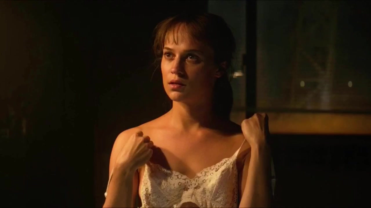 Alicia Vikander sexy - The Earthquake Bird (2019)