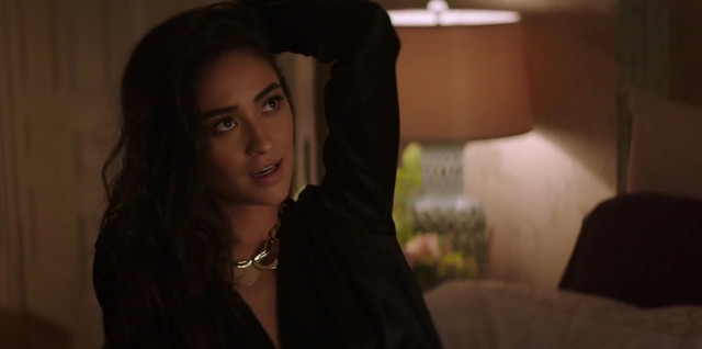 Shay Mitchell sexy, Ambyr Childers sexy, Elizabeth Lail sexy - YOU s01e06 (2018)