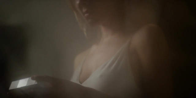 MacKenzie Porter sexy - Travelers s01e07 (2016)