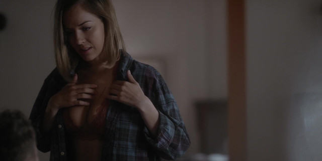 MacKenzie Porter sexy - Travelers s01e12 (2016)